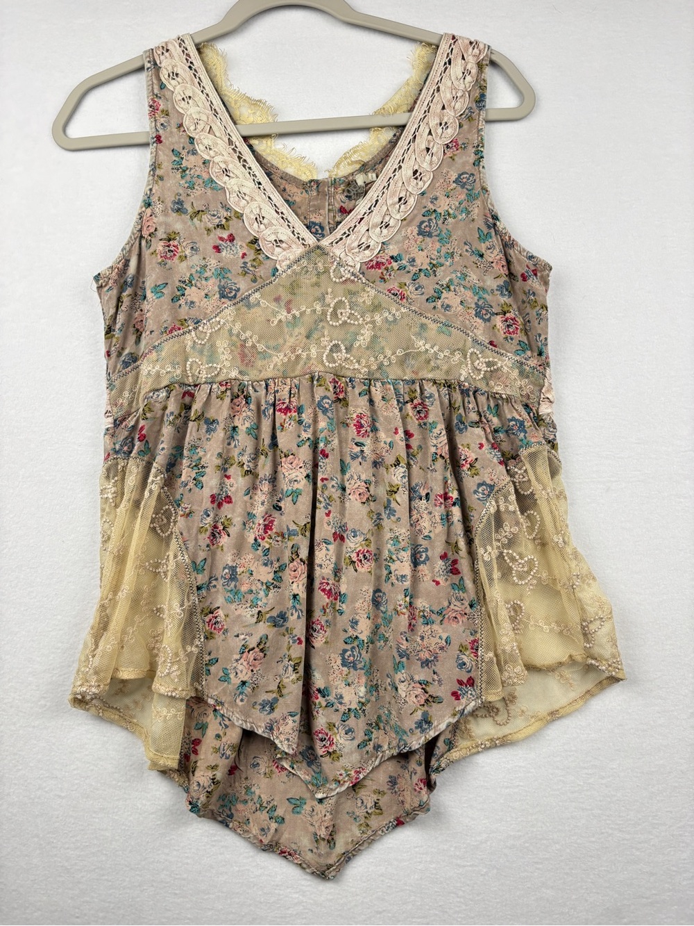 BKE Vintage Floral Lace-Trim V-Neck Camisole in Beige with Blue & Pink Flowers